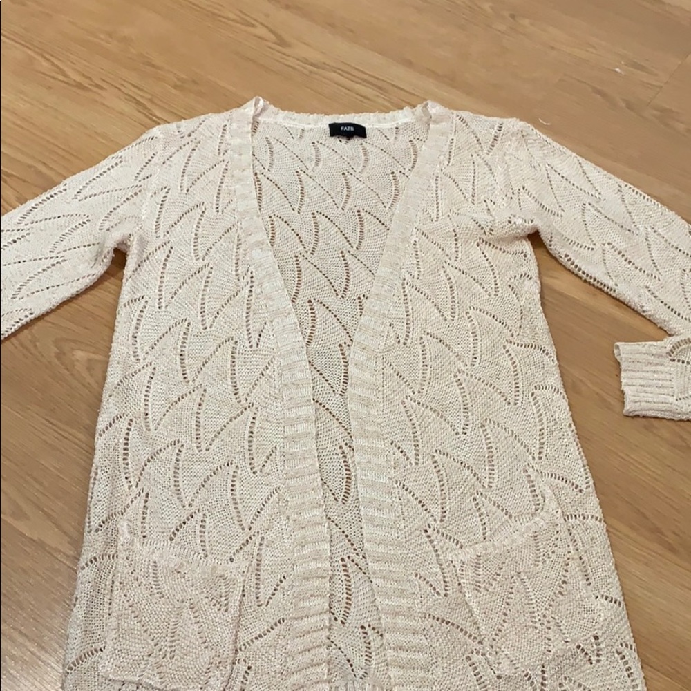Women’s long sleeve knitted cream cardigan!